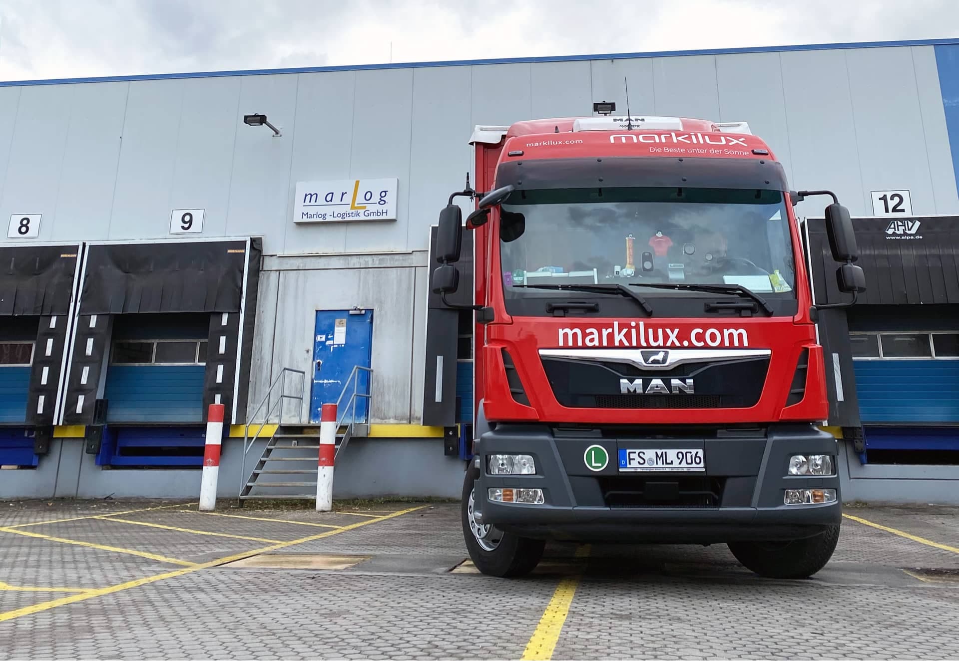 Markilux-LKW vor einer Halle der Marlog Logistik GmbH